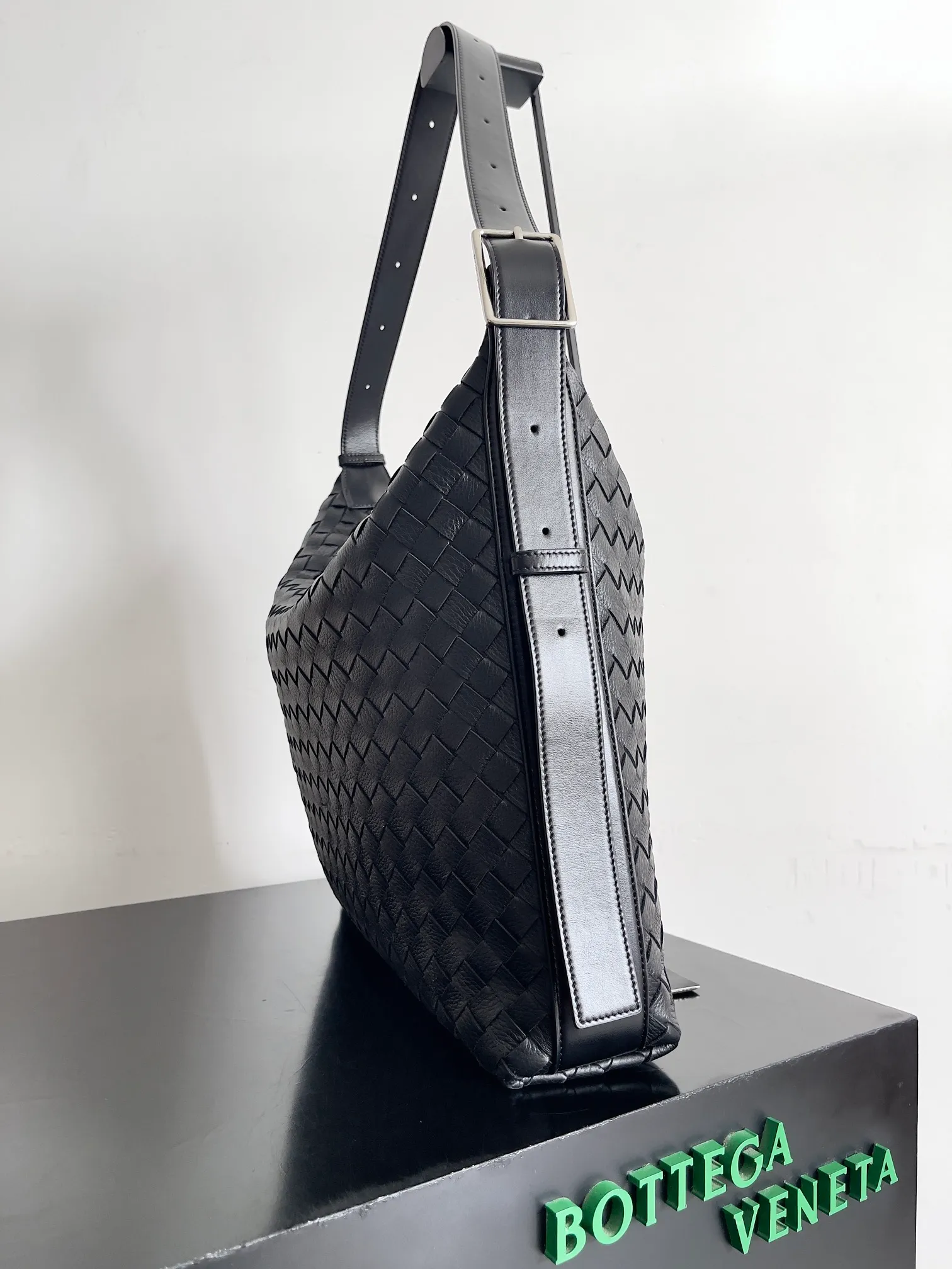 Batch 2800 BOTTEGA VENETA's new Traveler deerskin series is here! The travel season is coming soon, and I believe you must need a large-capacity and simple bag. This new Traveler is very in line with the current travel craze. The whole bag is designed with deerskin and is made of the highest quality leather. It feels tougher to the touch. The super large capacity is suitable for short trips. Traveling with friends and family does not require carrying heavy luggage. It is also very convenient for friends who often travel for work. You can carry two changes of clothes and a computer with you. It also comes with an adjustable shoulder strap to free your hands. Style number: 806974 Size: 44*33*9cm